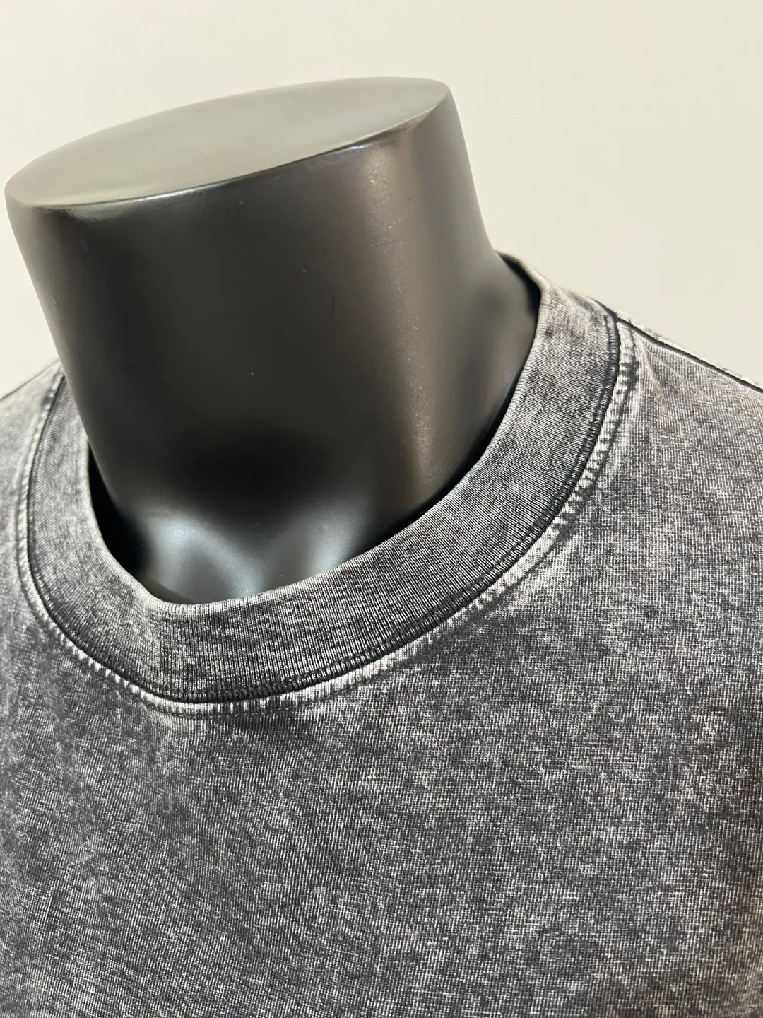 P190 STONE ISLAND Heavy industry washed 2025fw autumn and winter long-sleeved T-shirt YB embroidered small label LOGO 320g double yarn pure cotton washed and decolorized, imported machine embroidered small label embroidered letters are clean and neat, supports NFC scanning code to enter GW, YB ready-to-wear fabric collar hemming, shoulder bone and tight thread It will not deform after being worn for a long time. It has been washed with high temperature water for 4 times. The non-fading and anti-shrinking fabric is softer. The upper body has a great drape. It is comfortable and stretchable. It is a must-have item for autumn and winter outerwear wardrobes. It is the same style for men and women! Color: black, size: XS-L (maximum L can wear 210 pounds)